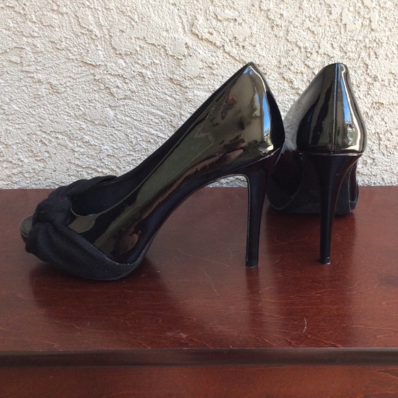 Black Peep Toe Pumps Size 7W - Picture 1 of 6